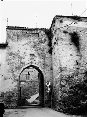 Mura castellane con porte e torrioni